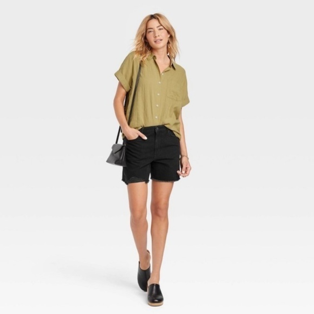 NWT Rinsed Black Denim Boyfriend Shorts Distressed Fringe New Universal Thread